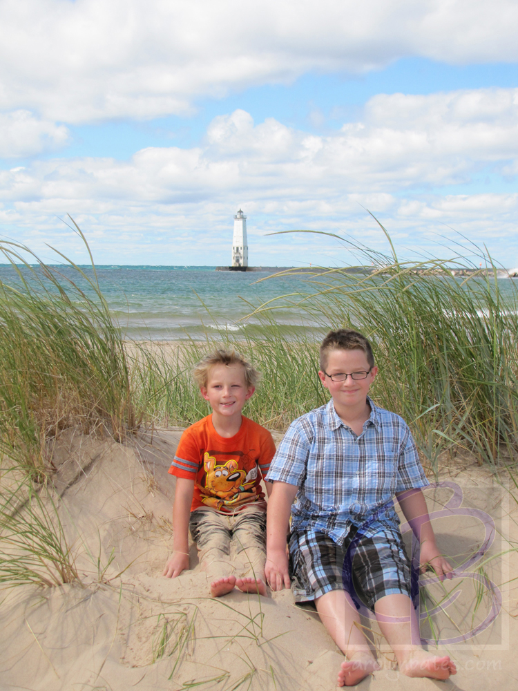 michigan-frankfort-pier-beach-050